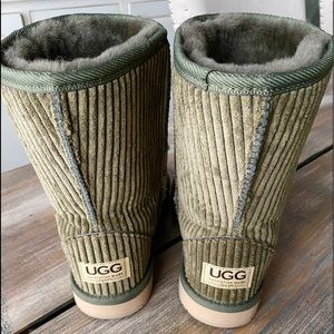 UGG mid calf corduroy boots in color: Olive green